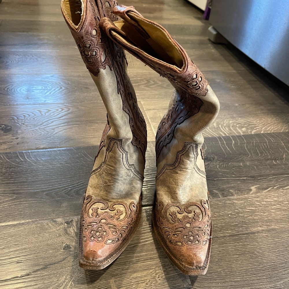 Can’t wear heels anymore due to knee issues. Good condition, smoke free home.